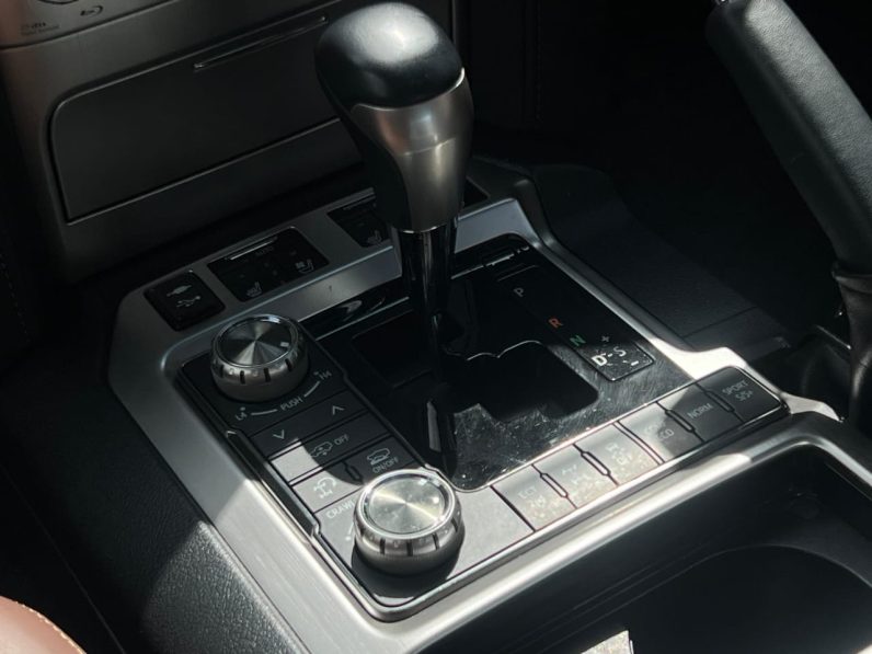 
								Toyota Landcruiser V8 ZX full									