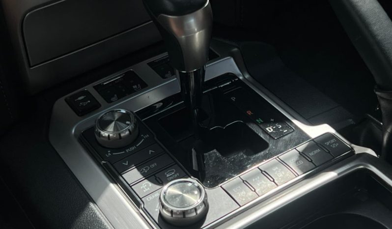 
								Toyota Landcruiser V8 ZX full									