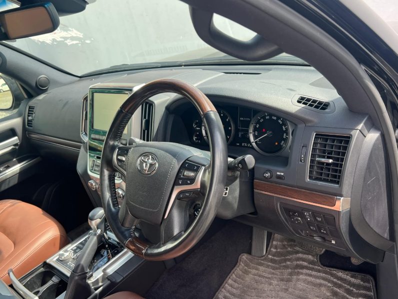 
								Toyota Landcruiser V8 ZX full									