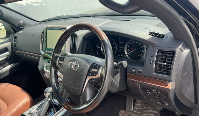 
								Toyota Landcruiser V8 ZX full									