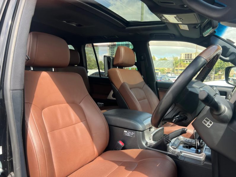 
								Toyota Landcruiser V8 ZX full									