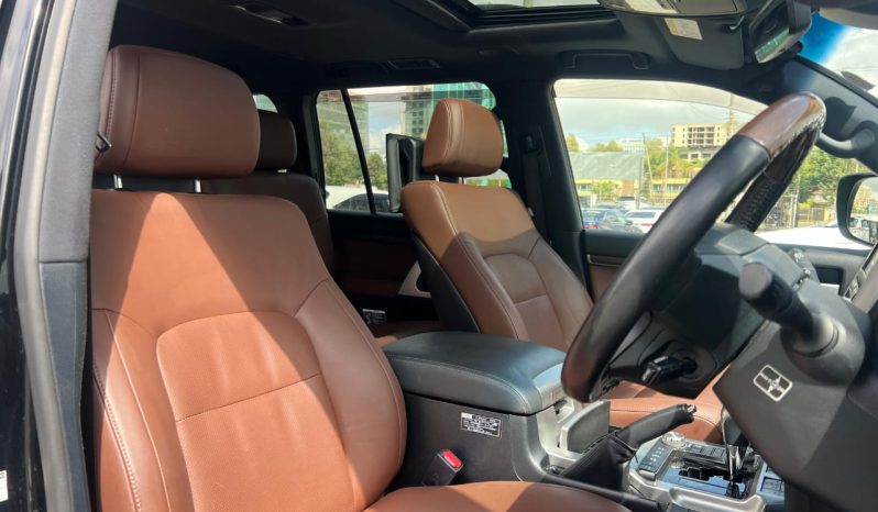 
								Toyota Landcruiser V8 ZX full									