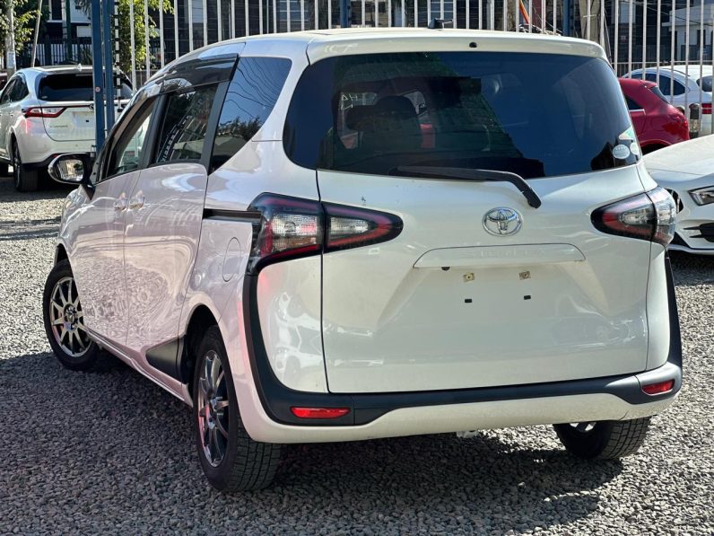 
								Toyota Sienta full									