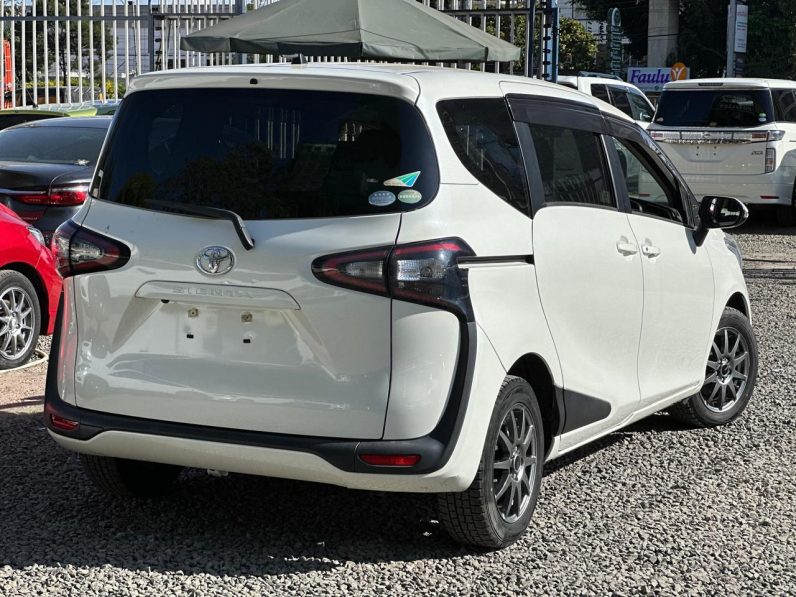 
								Toyota Sienta full									