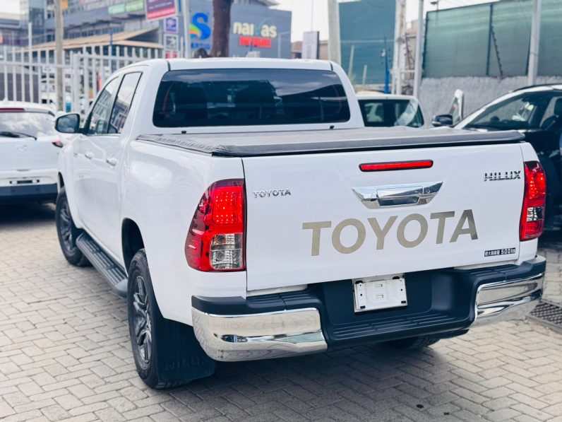 
								Toyota Hilux full									