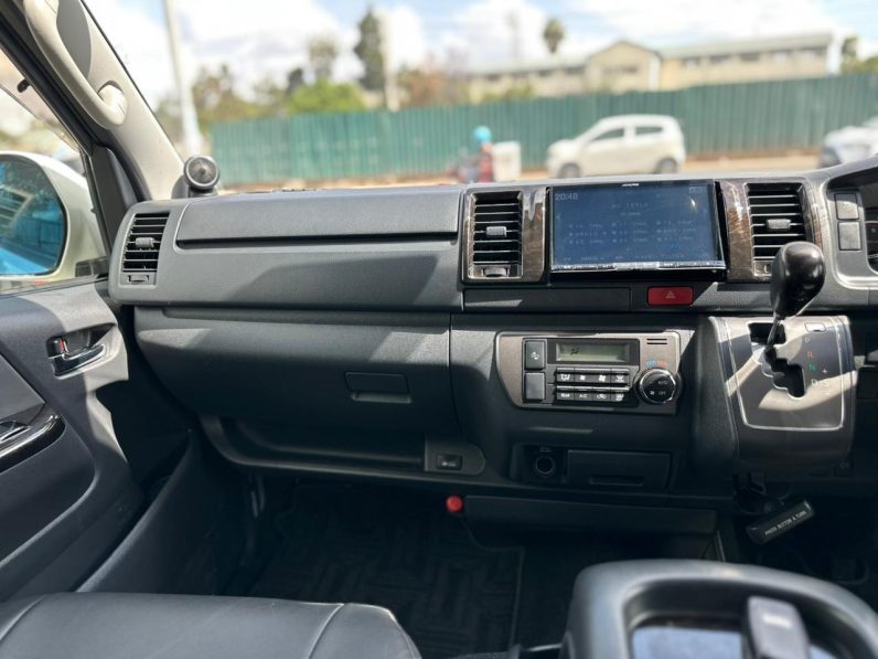 
								Toyota Hiace Super GL full									