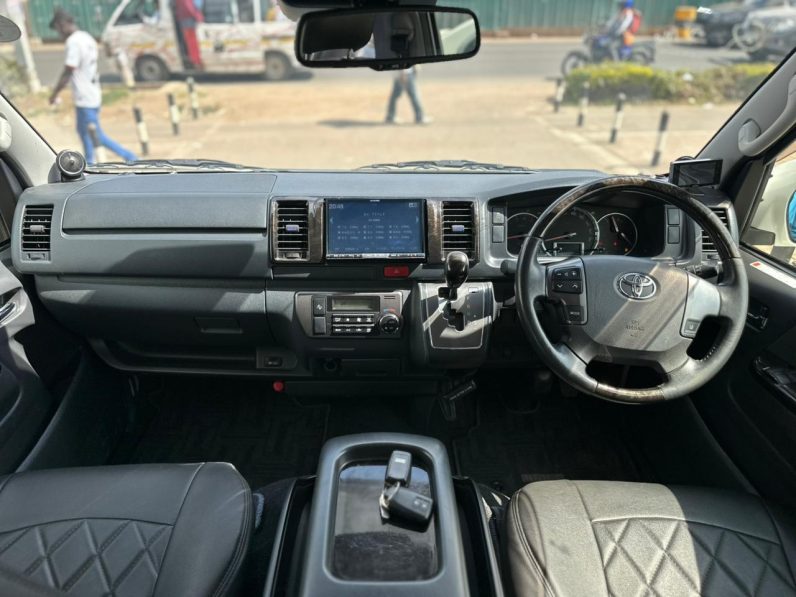 
								Toyota Hiace Super GL full									