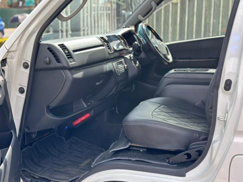 
								Toyota Hiace Super GL full									