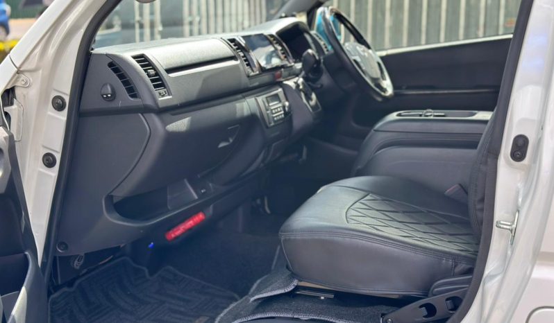 
								Toyota Hiace Super GL full									