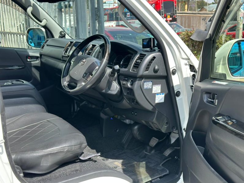 
								Toyota Hiace Super GL full									