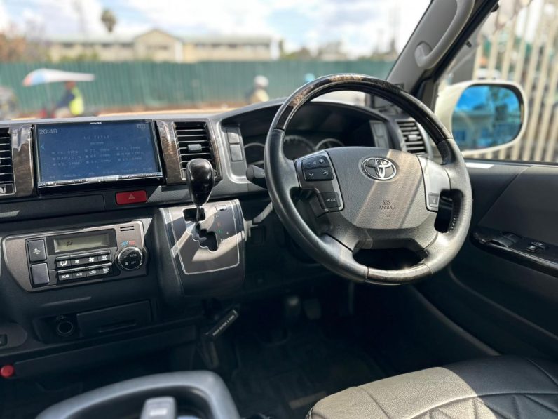 
								Toyota Hiace Super GL full									