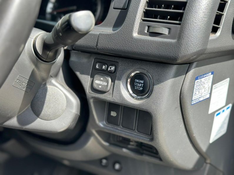 
								Toyota Hiace Super GL full									