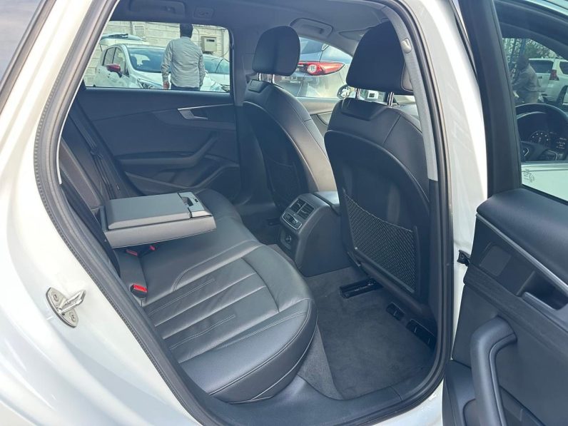 
								Audi A4 Quattro Station Wagon full									