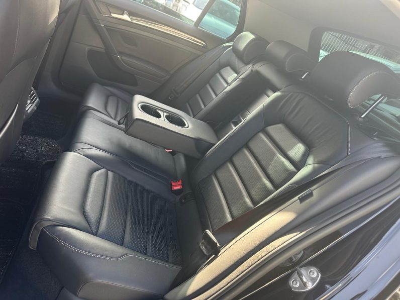 
								Volkswagen Golf full									