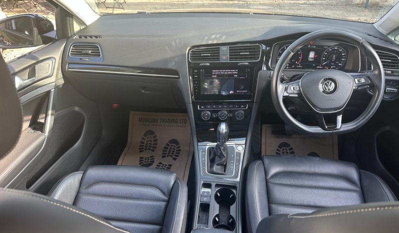 
								Volkswagen Golf full									