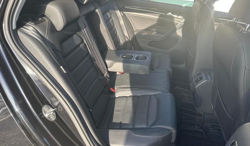 
								Volkswagen Golf full									