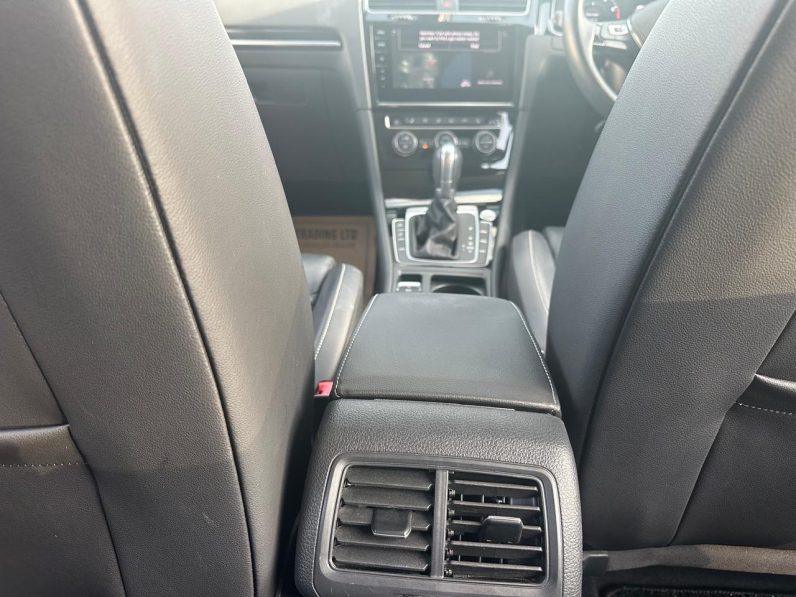 
								Volkswagen Golf full									