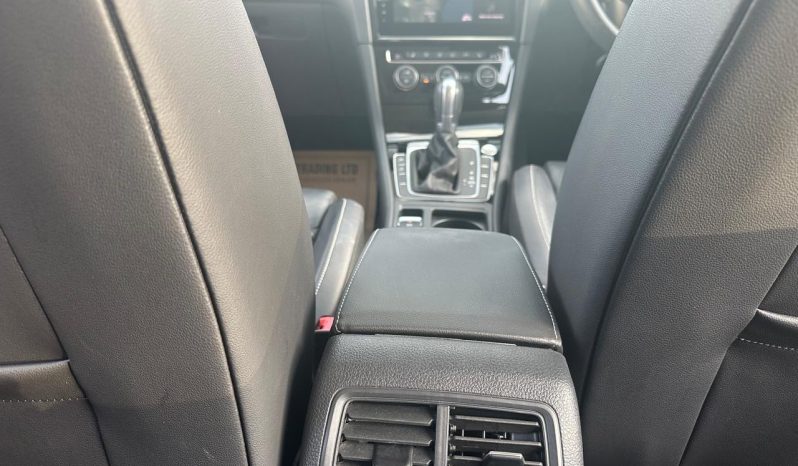 
								Volkswagen Golf full									