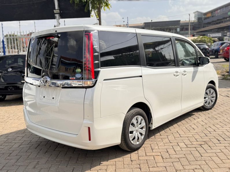 
								Toyota Noah full									