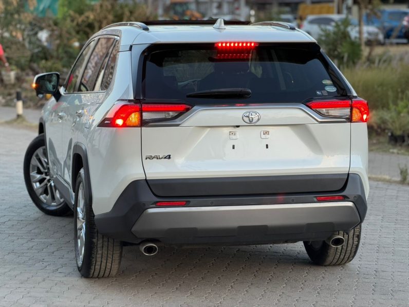 
								Toyota RAV4 full									