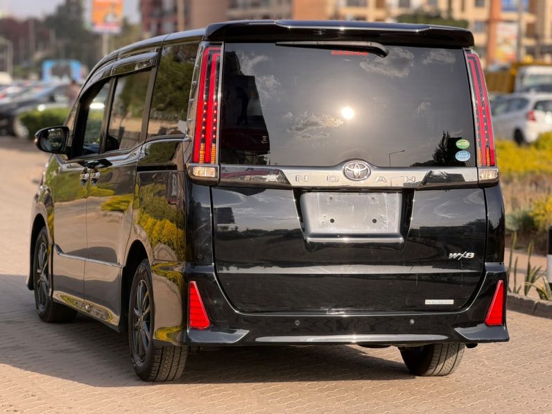 
								Toyota Noah WXB full									