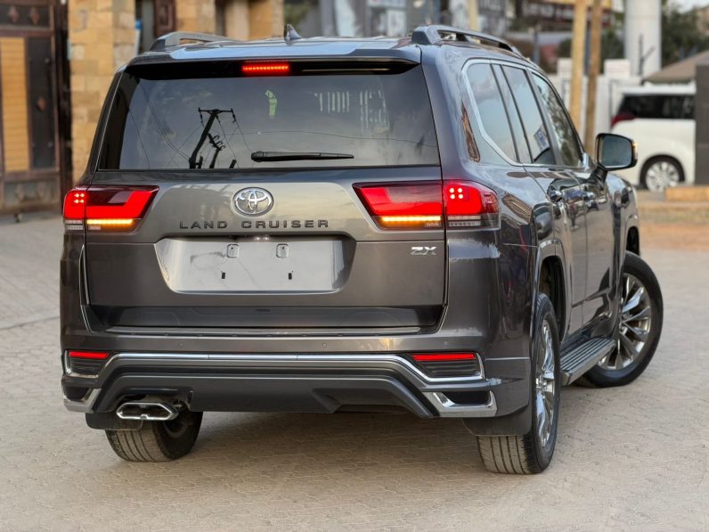 
								Toyota Land Cruiser LC300 full									