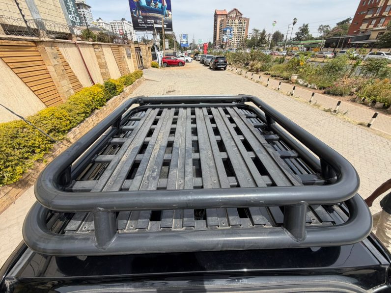 
								Toyota Land Cruiser TXL full									