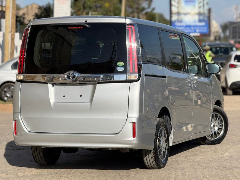 
								Toyota Noah full									