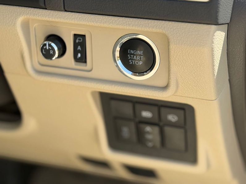 
								Toyota Land Cruiser Prado TXL full									