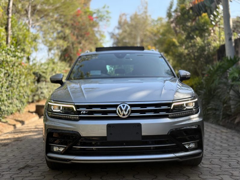 
								Volkswagen Tiguan R-Line full									
