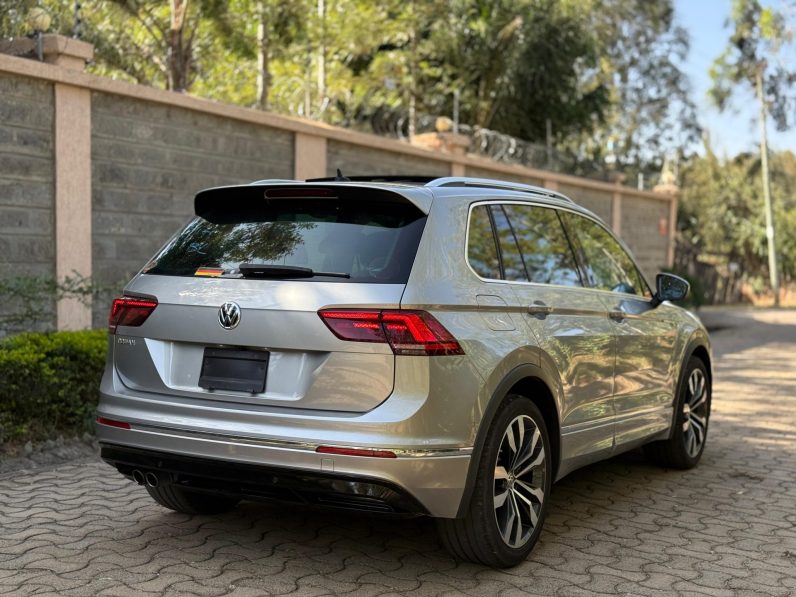 
								Volkswagen Tiguan R-Line full									