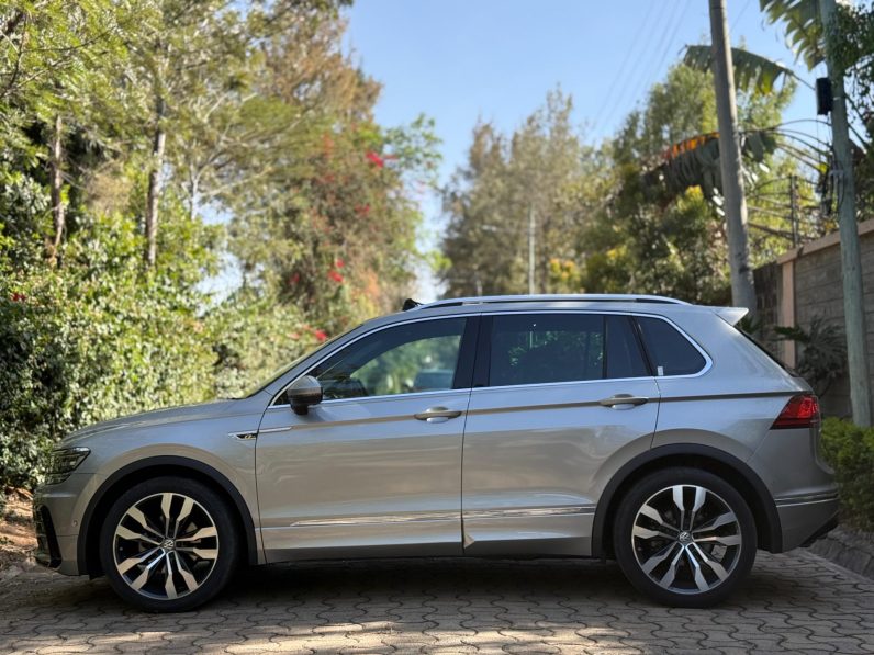 
								Volkswagen Tiguan R-Line full									