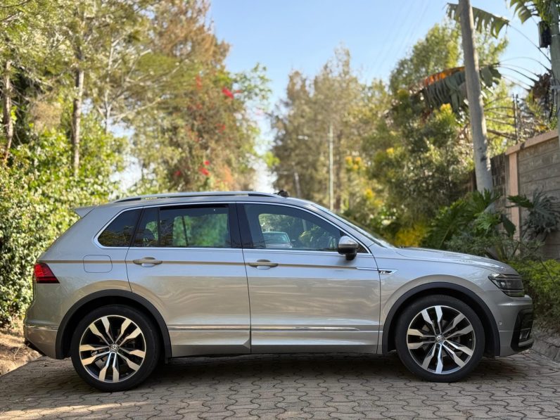 
								Volkswagen Tiguan R-Line full									