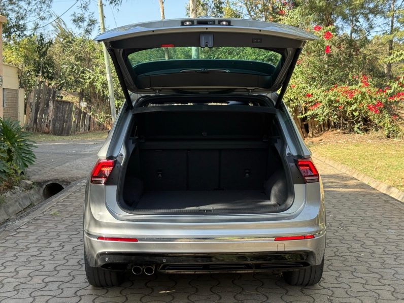 
								Volkswagen Tiguan R-Line full									