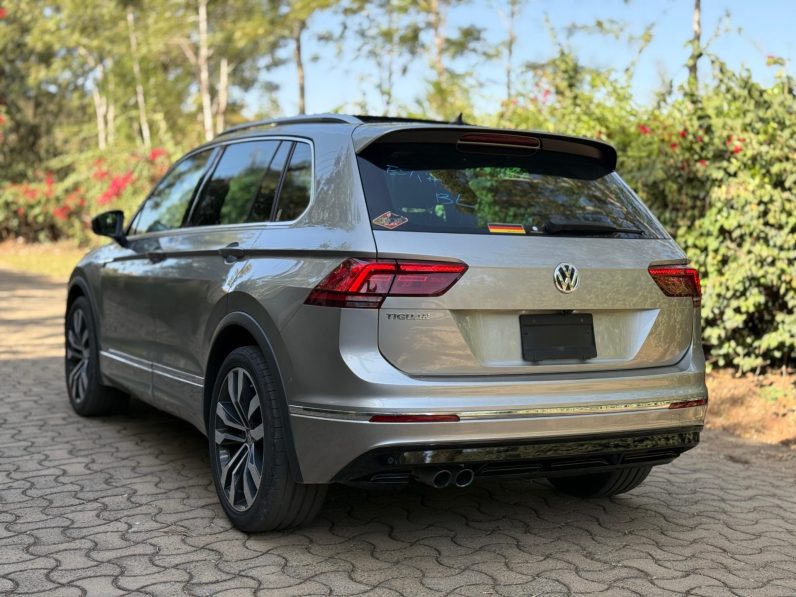 
								Volkswagen Tiguan R-Line full									