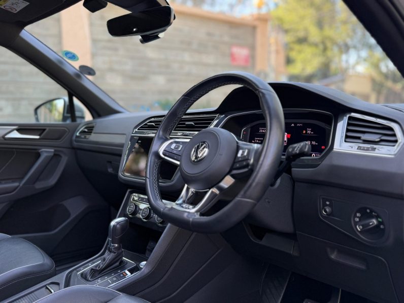 
								Volkswagen Tiguan R-Line full									