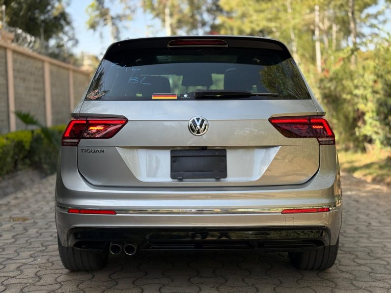 
								Volkswagen Tiguan R-Line full									