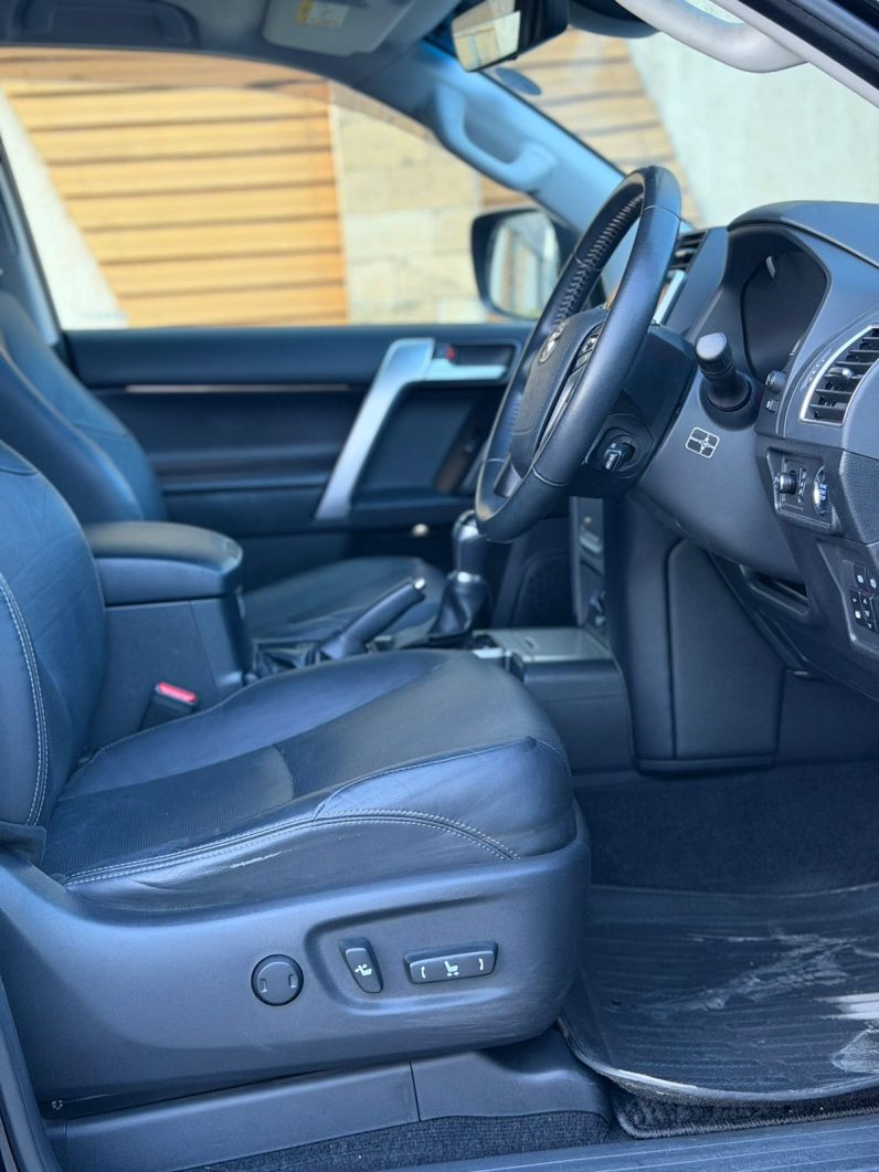 
								Toyota Land Cruiser Prado TXL full									