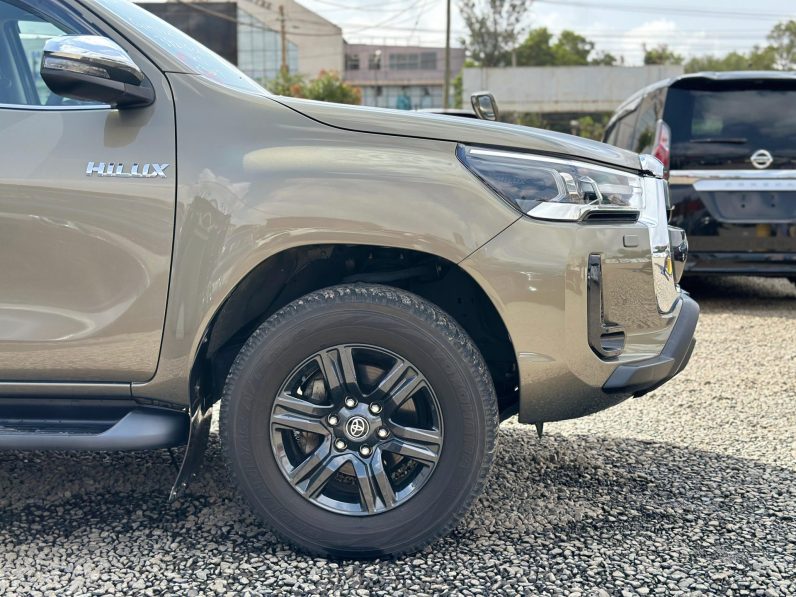 
								Toyota Hilux full									