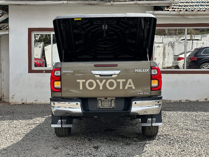 
								Toyota Hilux full									