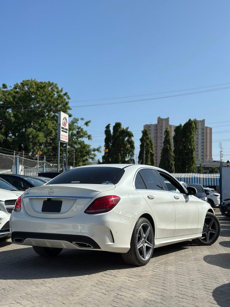 
								Mercedes Benz C200 full									