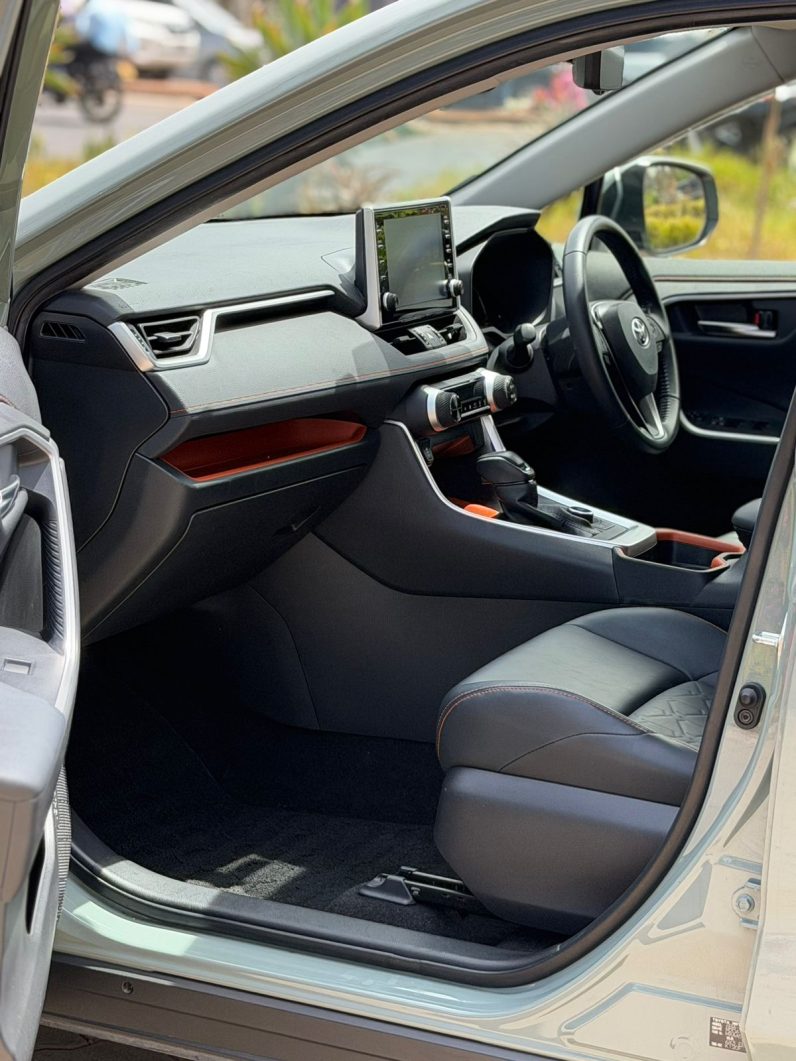 
								Toyota Rav4 Adventure full									