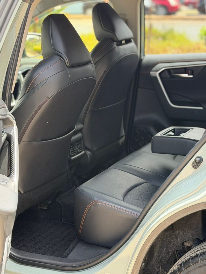 
								Toyota Rav4 Adventure full									