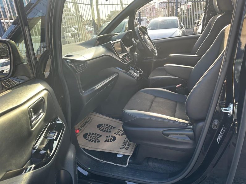 
								Toyota Noah WXB full									