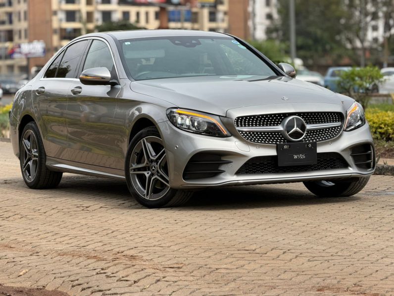 
								Mercedes-Benz  C200 Eq Boost full									