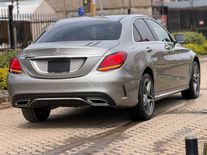 
								Mercedes-Benz  C200 Eq Boost full									