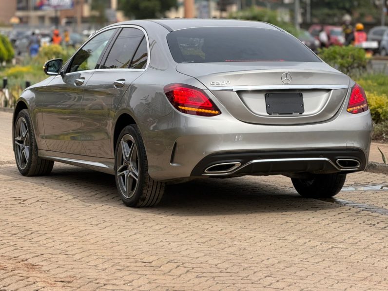 
								Mercedes-Benz  C200 Eq Boost full									