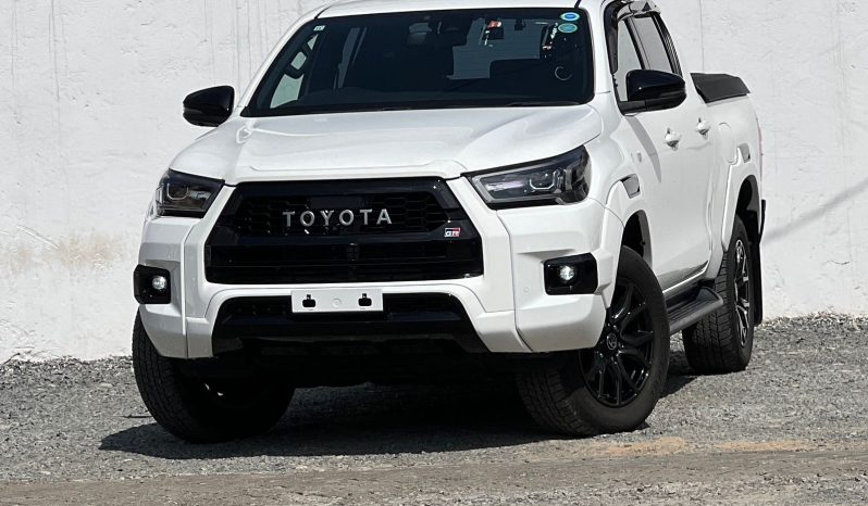 
								Toyota Hilux GR full									