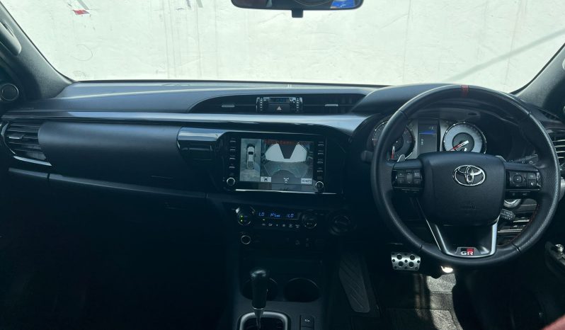 
								Toyota Hilux GR full									