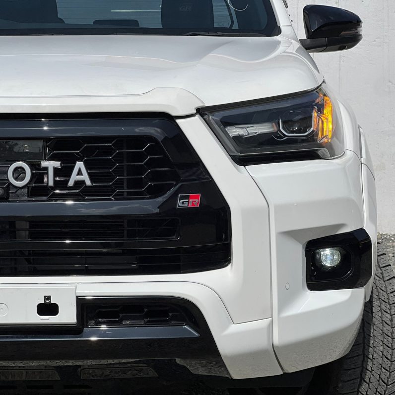 
								Toyota Hilux GR full									